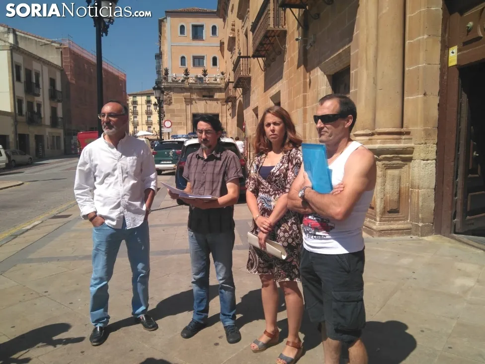 Luis Alberto Romero con la denuncia en los Juzgados de Soria.