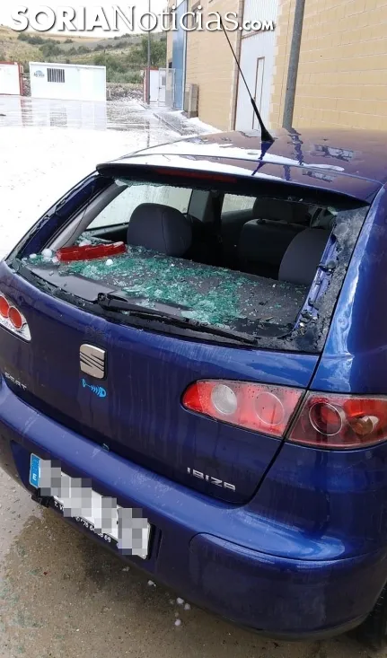 Uno de los vehículos dañados en Ágreda. /SN