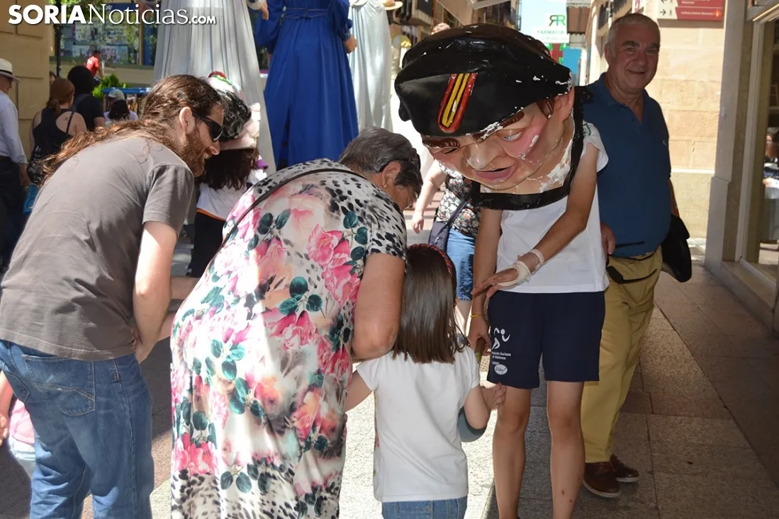 Desfile de gigantes y cabezudos. 