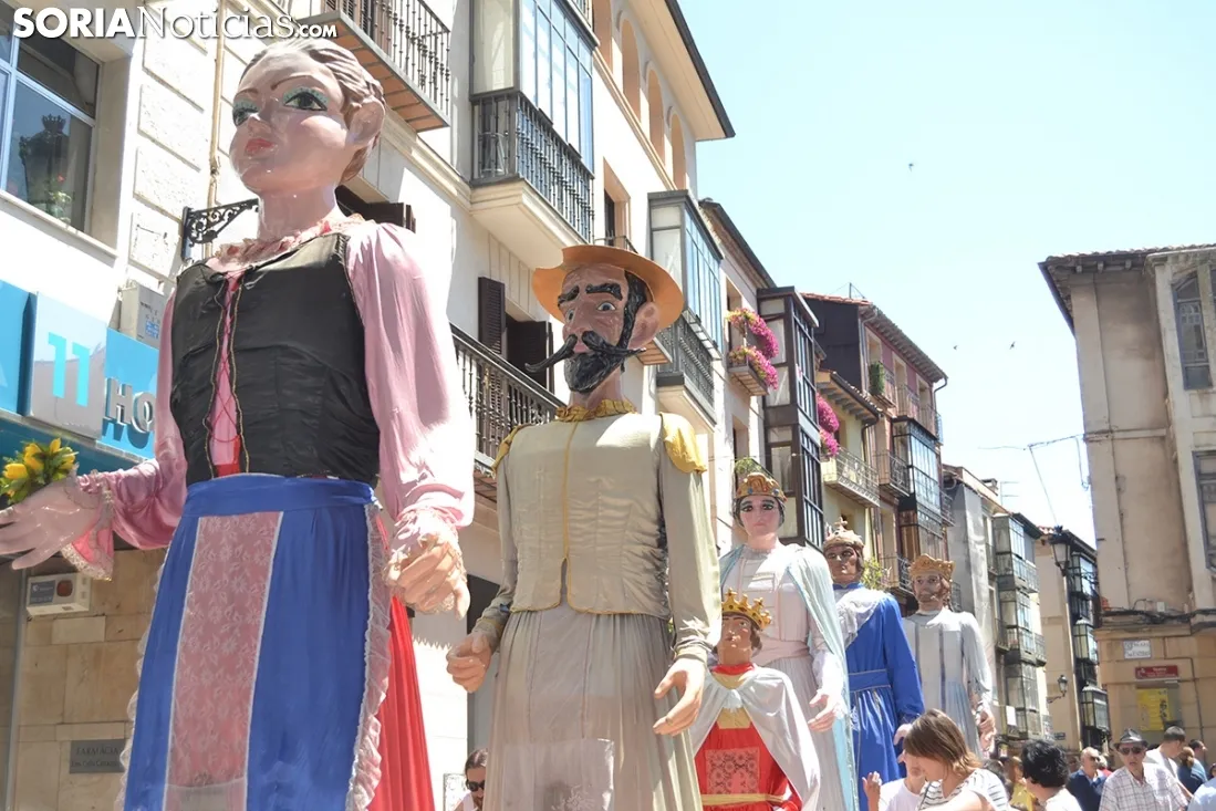 Desfile de gigantes y cabezudos. 