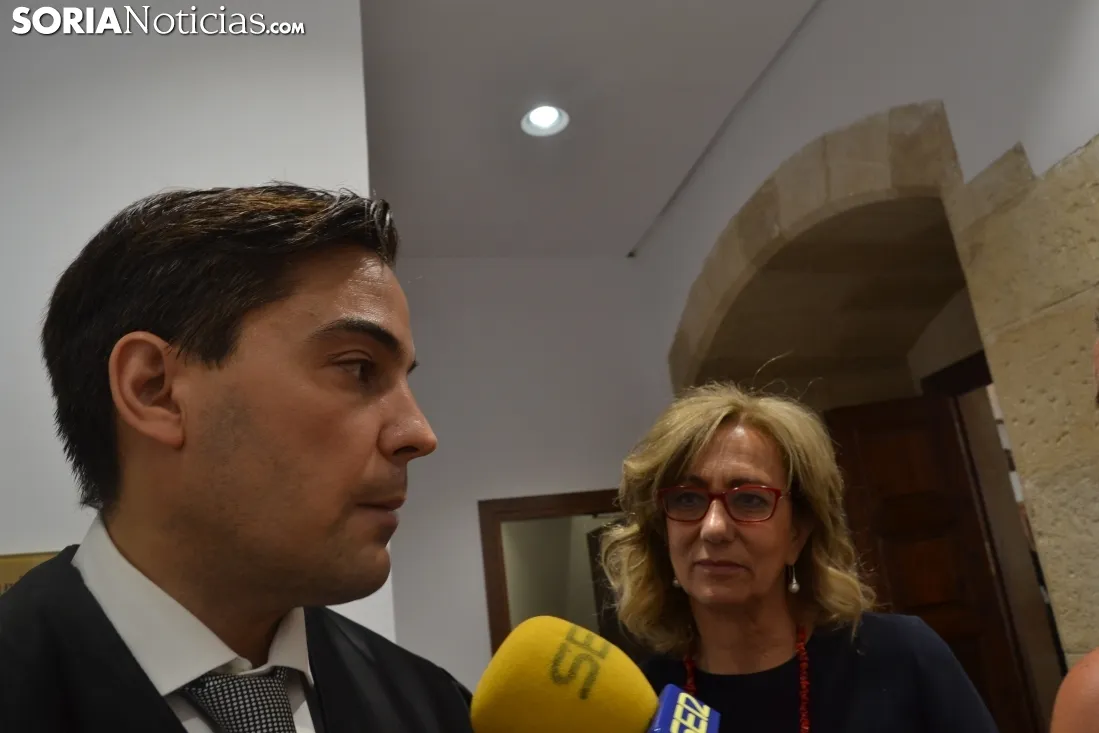 Padín y Lourdes Rodríguez ante la prensa. /SN