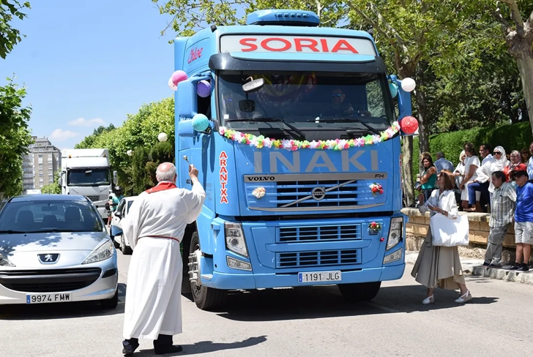 Foto 7 - Galer&iacute;a de im&aacute;genes de la bendici&oacute;n de veh&iacute;culos en Soria