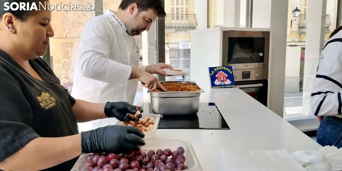 El Mercado de Soria disfruta de las migas pastoriles del chef Benito. 