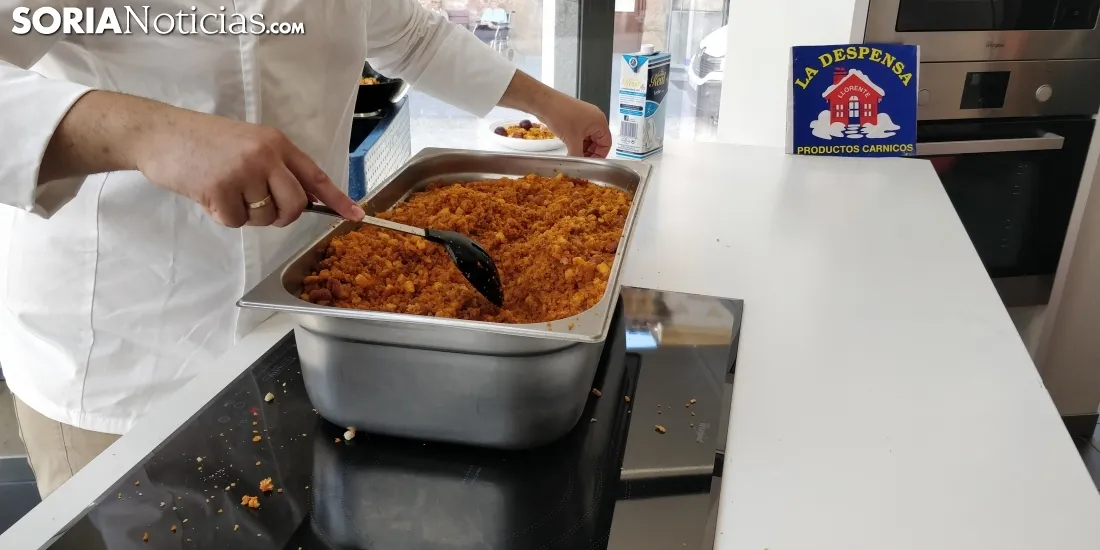 El Mercado de Soria disfruta de las migas pastoriles del chef Benito. 
