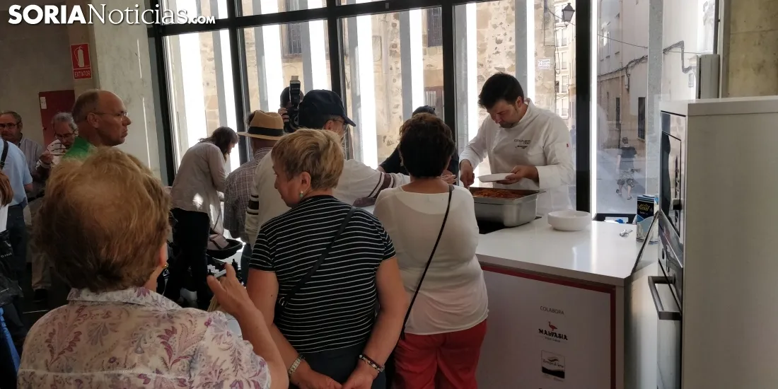 El Mercado de Soria disfruta de las migas pastoriles del chef Benito. 