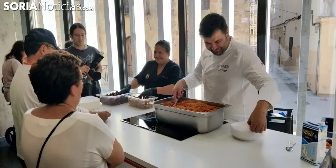 El Mercado de Soria disfruta de las migas pastoriles del chef Benito. 
