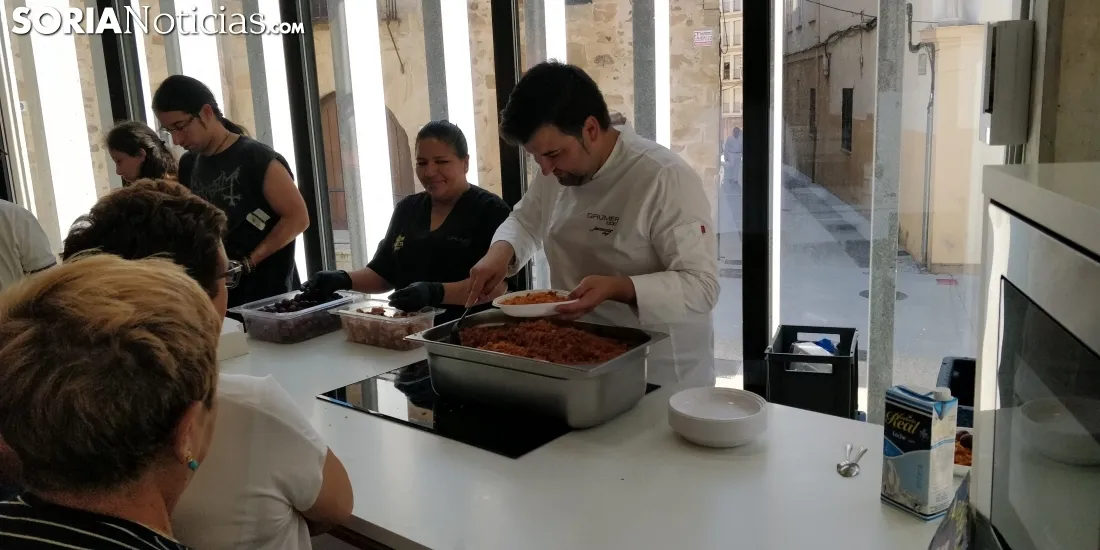 El Mercado de Soria disfruta de las migas pastoriles del chef Benito. 
