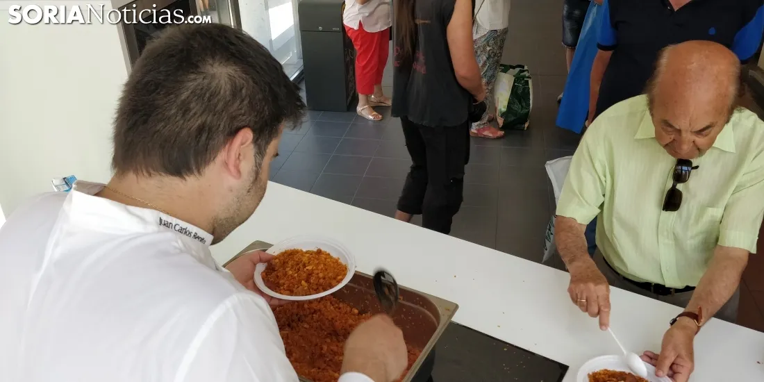El Mercado de Soria disfruta de las migas pastoriles del chef Benito. 