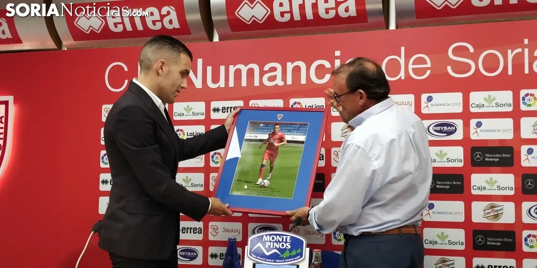 Julio Álvarez durante su despedida del Club Deportivo Numancia