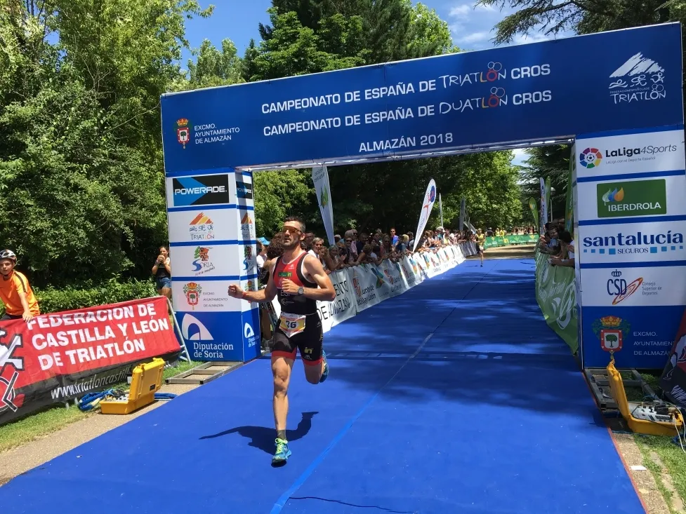 El soriano Rubén Aandrés, entrando en meta. /@FedeTriatlonCyL