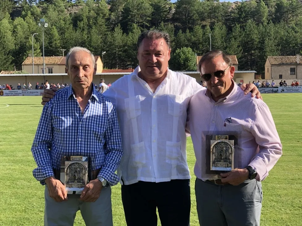 Lasaosa, presidente del Huesca, entre Francisco Rubio, presidente del Numancia, a Ángel Muñoz, presidente del Uxama. /C.D. Numancia
