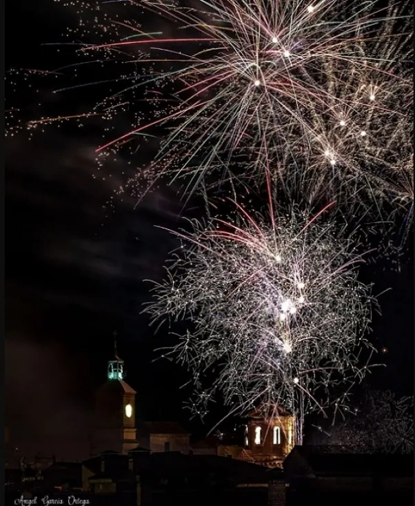 Pirotecnias en la despedida de las fiestas juveniles adnamantinas. 