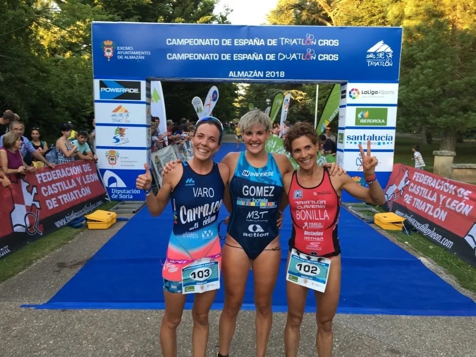 Podium prueba femenina. /@FedeTriatlonCyL