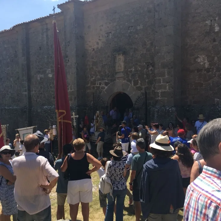 Foto 2 - Cientos de personas en la romer&iacute;a de la Virgen del Castillo