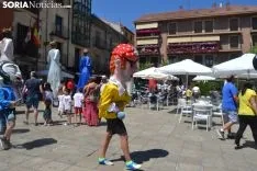 Desfile de gigantes y cabezudos. 