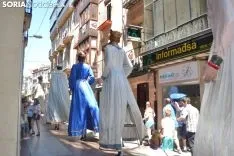 Desfile de gigantes y cabezudos. 