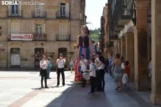 Desfile de gigantes y cabezudos. 