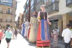 Desfile de gigantes y cabezudos. 