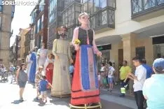 Desfile de gigantes y cabezudos. 