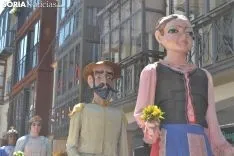 Desfile de gigantes y cabezudos. 