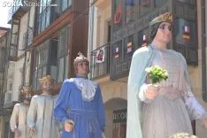 Desfile de gigantes y cabezudos. 