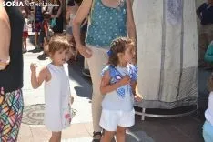 Desfile de gigantes y cabezudos. 