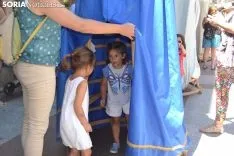Desfile de gigantes y cabezudos. 