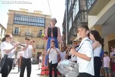 Desfile de gigantes y cabezudos. 