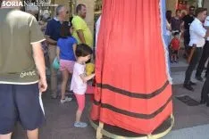 Desfile de gigantes y cabezudos. 