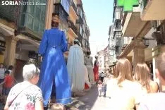 Desfile de gigantes y cabezudos. 