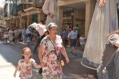 Desfile de gigantes y cabezudos. 