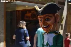 Desfile de gigantes y cabezudos. 