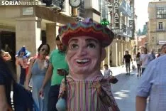 Desfile de gigantes y cabezudos. 