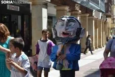 Desfile de gigantes y cabezudos. 