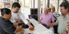 El Mercado de Soria disfruta de las migas pastoriles del chef Benito. 