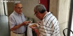 El Mercado de Soria disfruta de las migas pastoriles del chef Benito. 