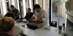 El Mercado de Soria disfruta de las migas pastoriles del chef Benito. 