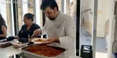 El Mercado de Soria disfruta de las migas pastoriles del chef Benito. 