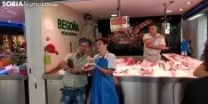 El Mercado de Soria disfruta de las migas pastoriles del chef Benito. 