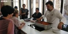 El Mercado de Soria disfruta de las migas pastoriles del chef Benito. 