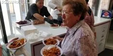 El Mercado de Soria disfruta de las migas pastoriles del chef Benito. 