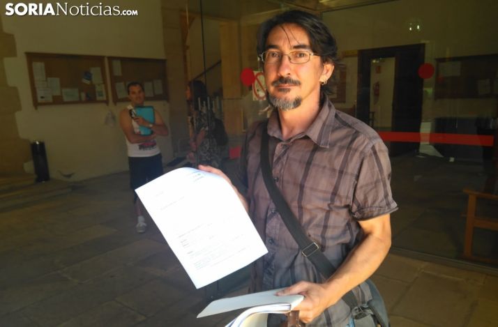 Luis Alberto Romero con la denuncia en los Juzgados de Soria.