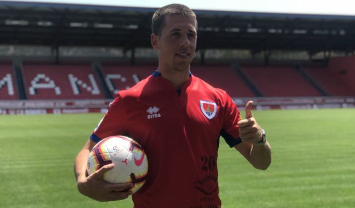 El jugador con la camiseta rojilla. /CDN