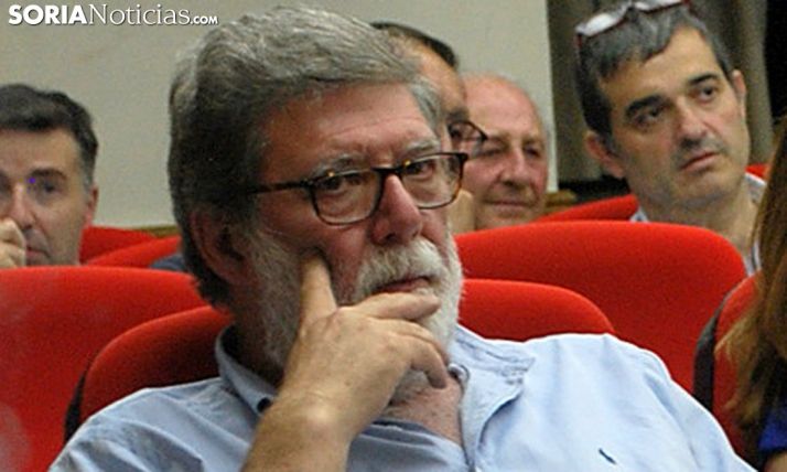 Santiago Aparicio, en el recuento de votos esta madrugada de miércoles. /SN