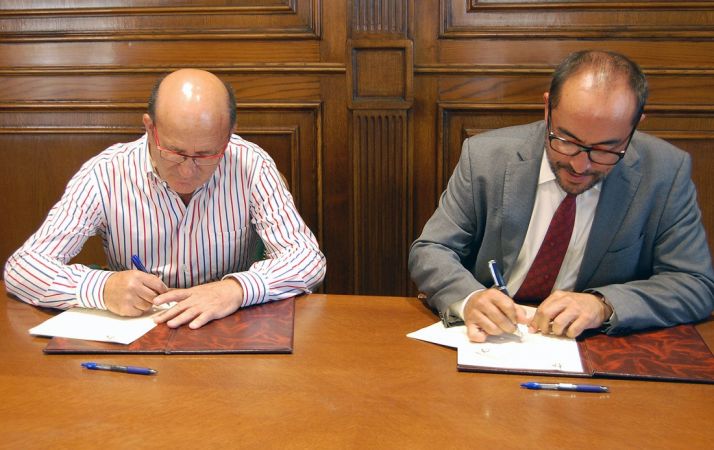 Marín (izda.) y Rey, en la firma de los acuerdos. /Dip.