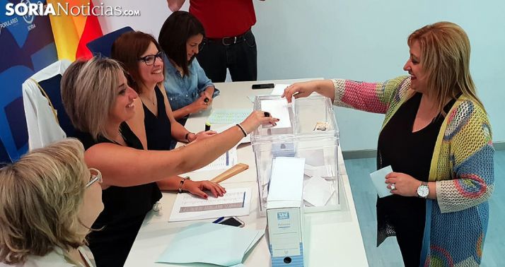 Yolanda de Gregorio deposita su voto en la sede del partido esta mañana de jueves. 