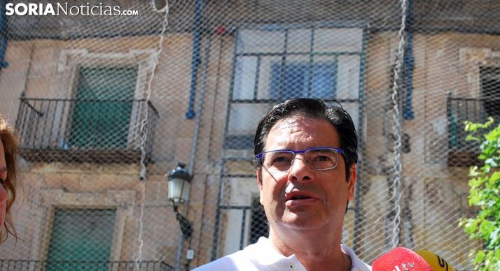 Martín, delante del edificio afectado por un derrumbe el sábado. /SN 