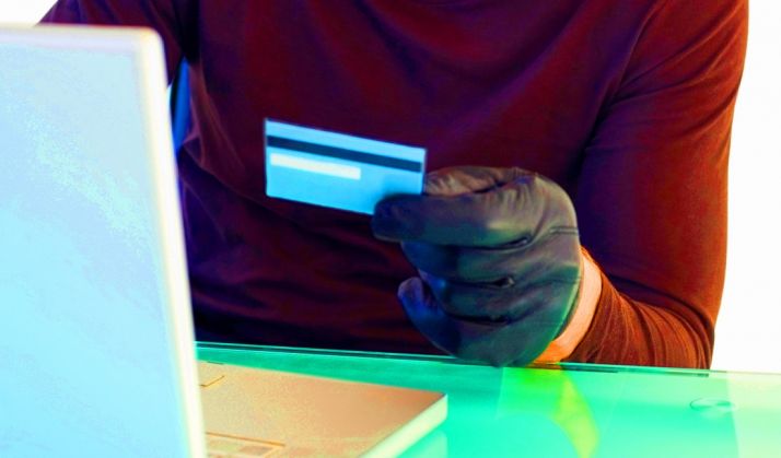 Detenidos por estafar 11.800 euros duplicando una tarjeta de crédito