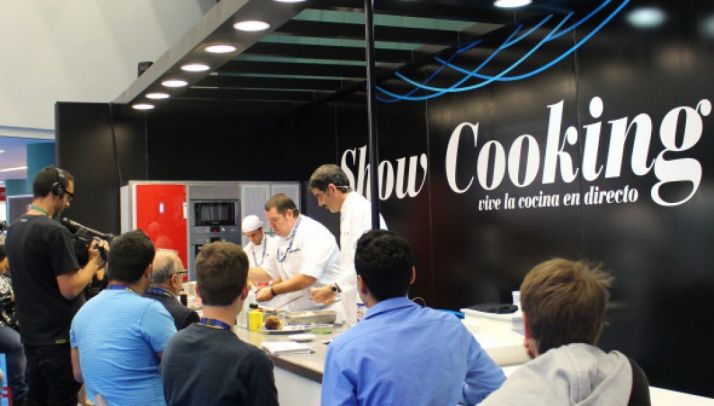 Una exhibición culinaria en el Gastronomika. 
