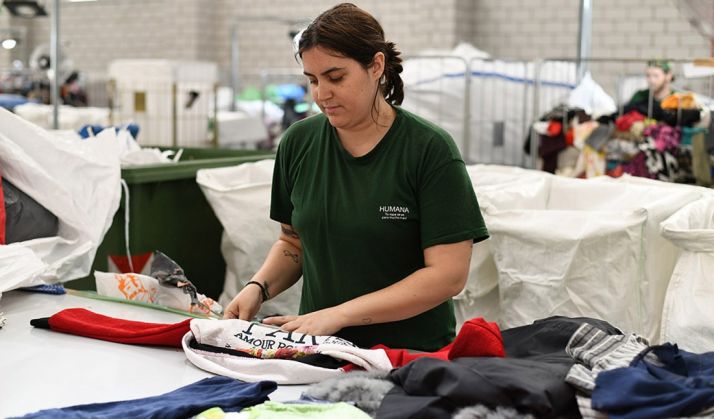 Una empleada en labores de clasificación de Humana. /FHPP